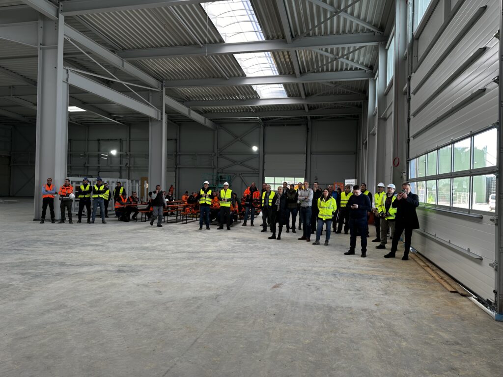 Grüner feiert Richtfest für Halle 3 am Unternehmensstandort in Merklingen