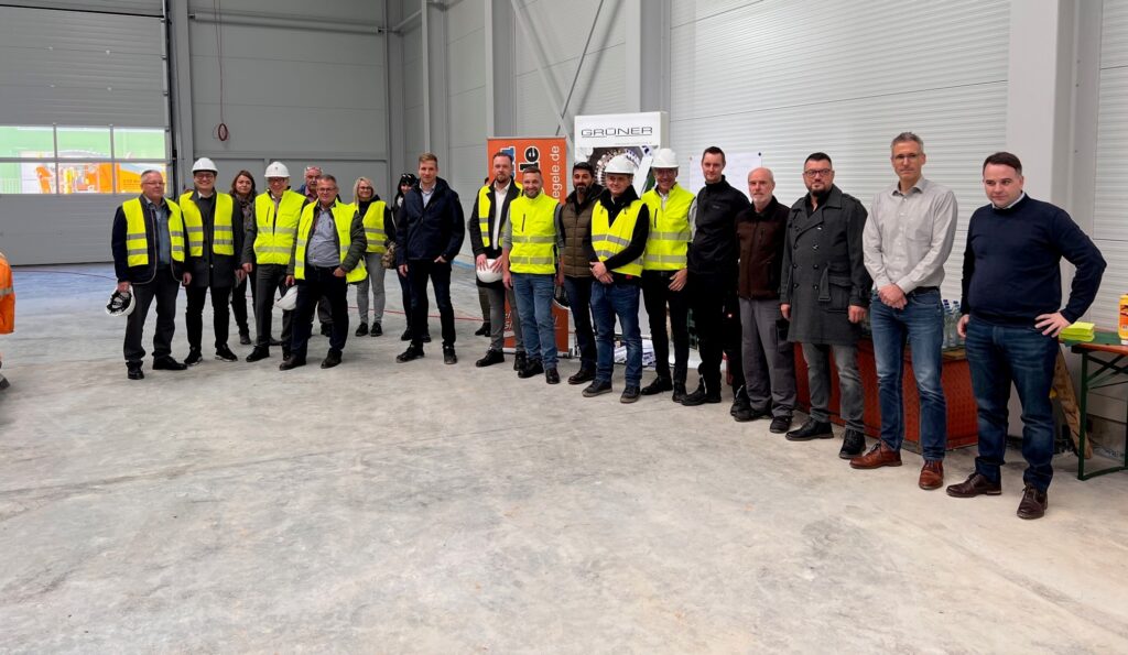 Grüner feiert Richtfest für Halle 3 am Unternehmensstandort in Merklingen